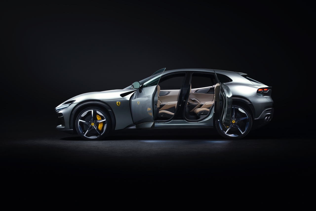 ボディシェルは後部ドアをリヤヒンジとすることで乗降性を確保するとともに、車体を可能な限りコンパクト化した