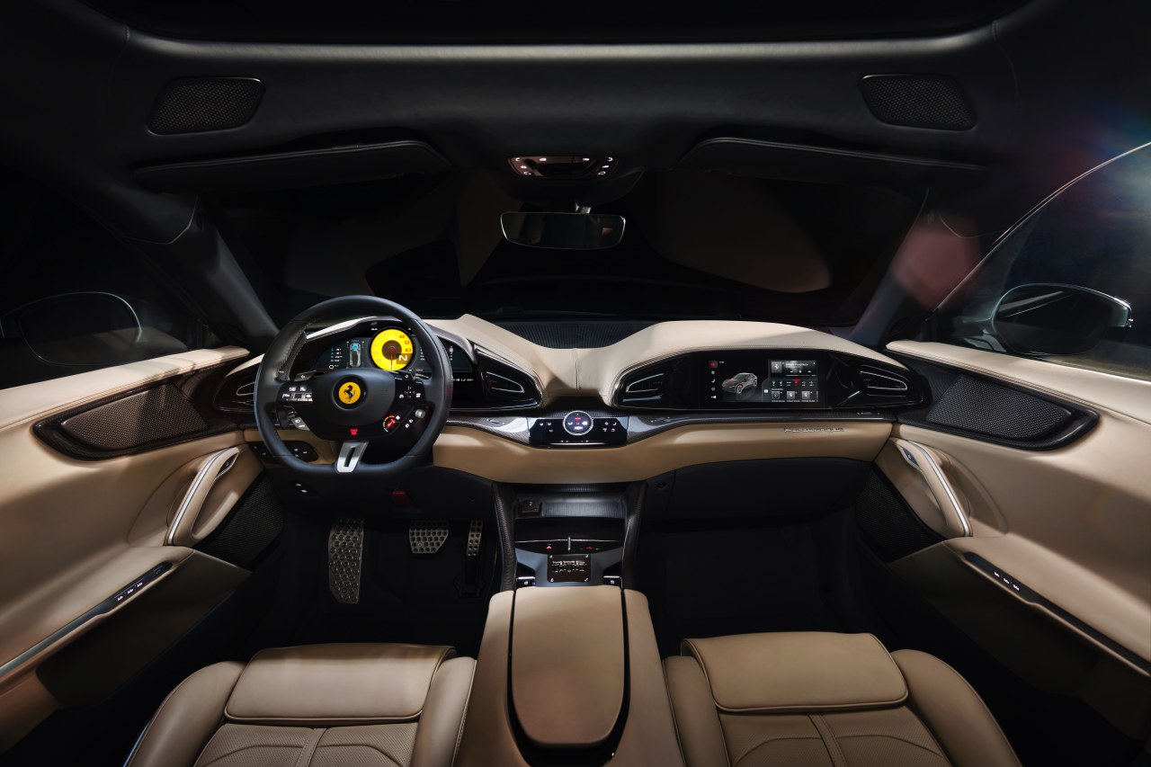 独立4輪操舵や6ウェイ・シャシー・ダイナミック・センサー（6w-CDS）を活用するABS"evo"のほか、新たにフェラーリ・アクティブ・サスペンション・システムを採用する