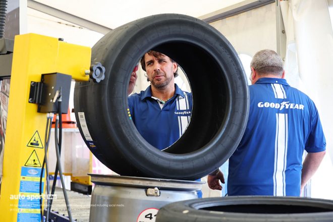 富士スピードウェイのパドックに設けられたタイヤサービスで組み付け等を行うグッドイヤーのスタッフ