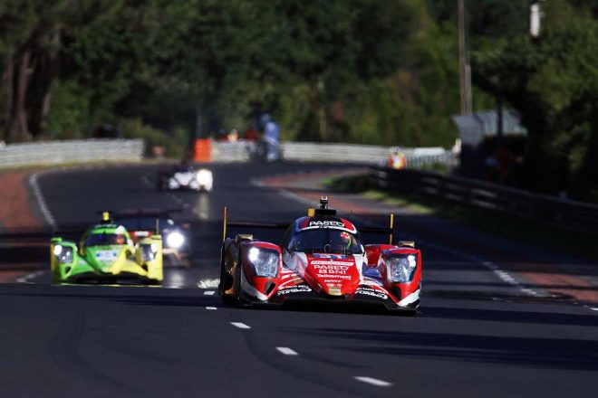 ル・マンの長い直線区間は一般公道。LMP2車両でも、最高速は330km／hに達する過酷な世界だ