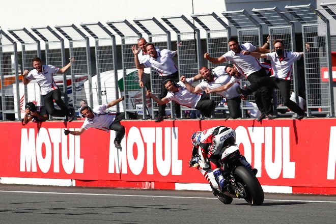 Moto2：トップチェッカーを受けた際の様子／2022MotoGP第16戦日本GP