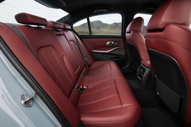 セダンモデルの価格は548万〜1040万円、同じくツーリングが627万～1067万円（ともに税込）となっている