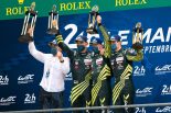 2020年ル・マン24時間レースでLMGTEプロクラスウイナーとなったマキシム・マルタン（右からふたりめ）