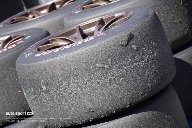 2022スーパーGT第7戦オートポリス　公式練習終了後のSUBARU BRZ R&D SPORTのタイヤに付着したタイヤマーブル