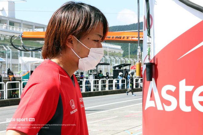 2022スーパーGT第7戦オートポリス　修復が続けられるAstemo NSX-GTの様子を見守る松下信治