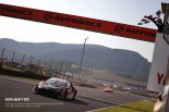 2022スーパーGT第7戦オートポリス　チェッカーフラッグを受けるAstemo NSX-GT（塚越広大／松下信治）