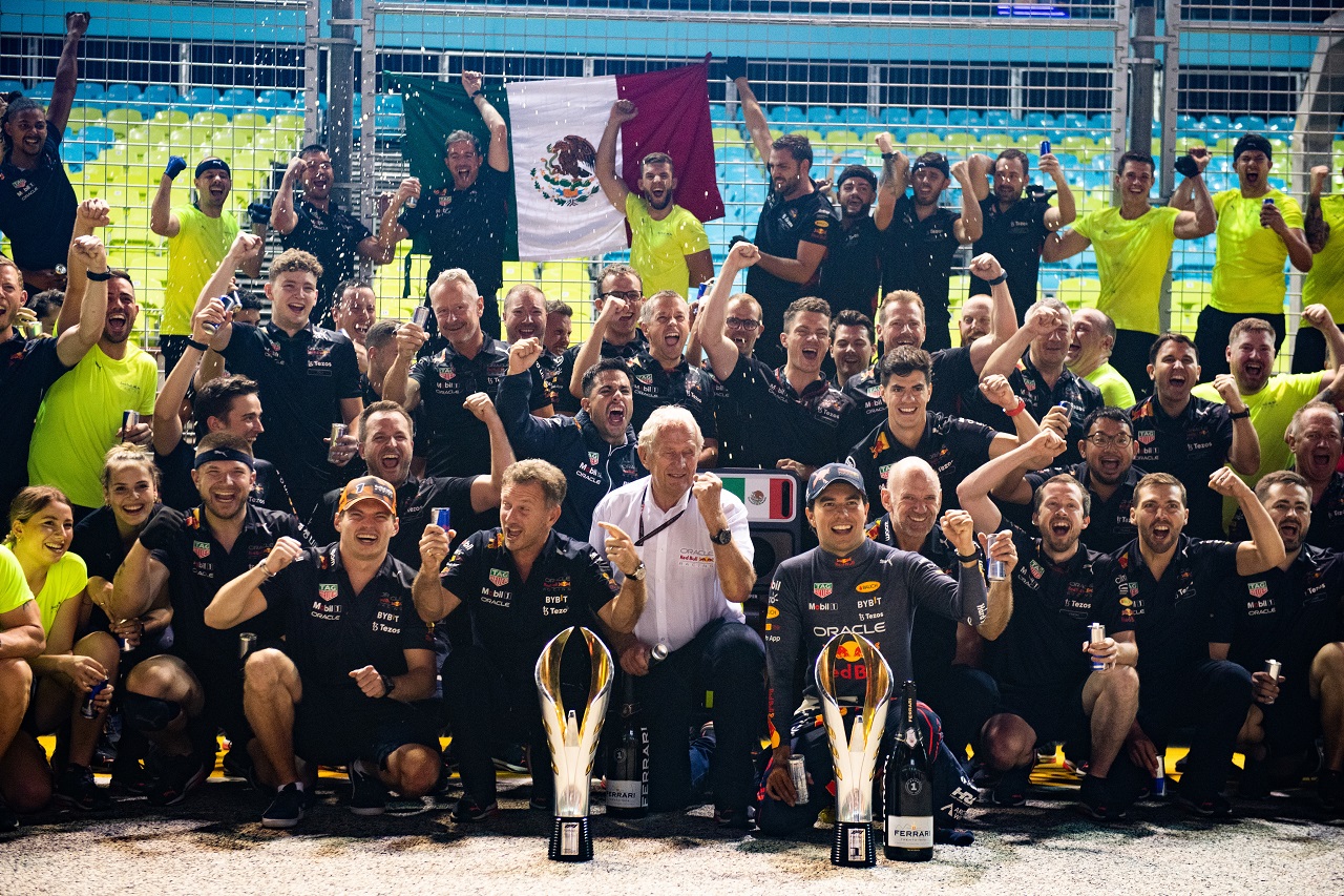 2022年F1第17戦シンガポールGP　セルジオ・ペレス（レッドブル）の優勝を祝うチーム