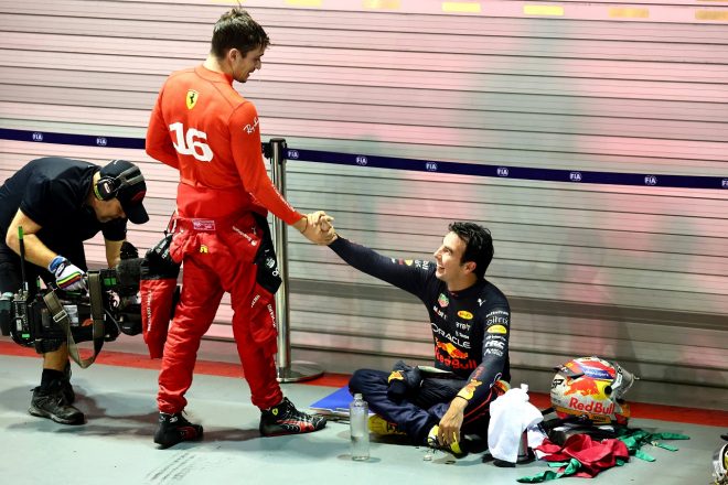 2022年F1第17戦シンガポールGP　2位のシャルル・ルクレール（フェラーリ）と優勝したセルジオ・ペレス（レッドブル）