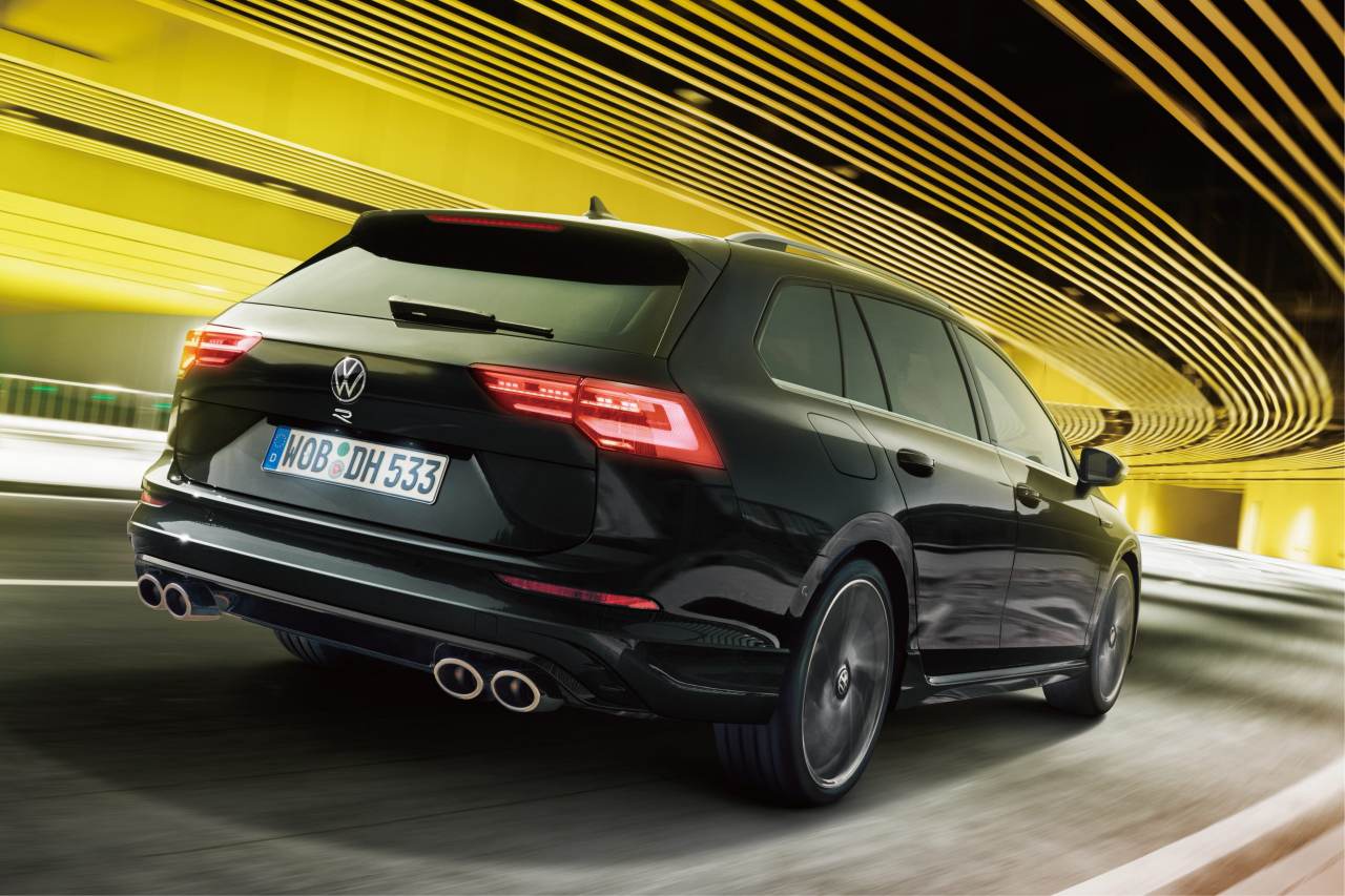 R専用デザインのバンパーやボディカラー同色の専用サイドシル、そしてグロスブラックのリヤディフューザーと4本出しのエクゾーストパイプを採用