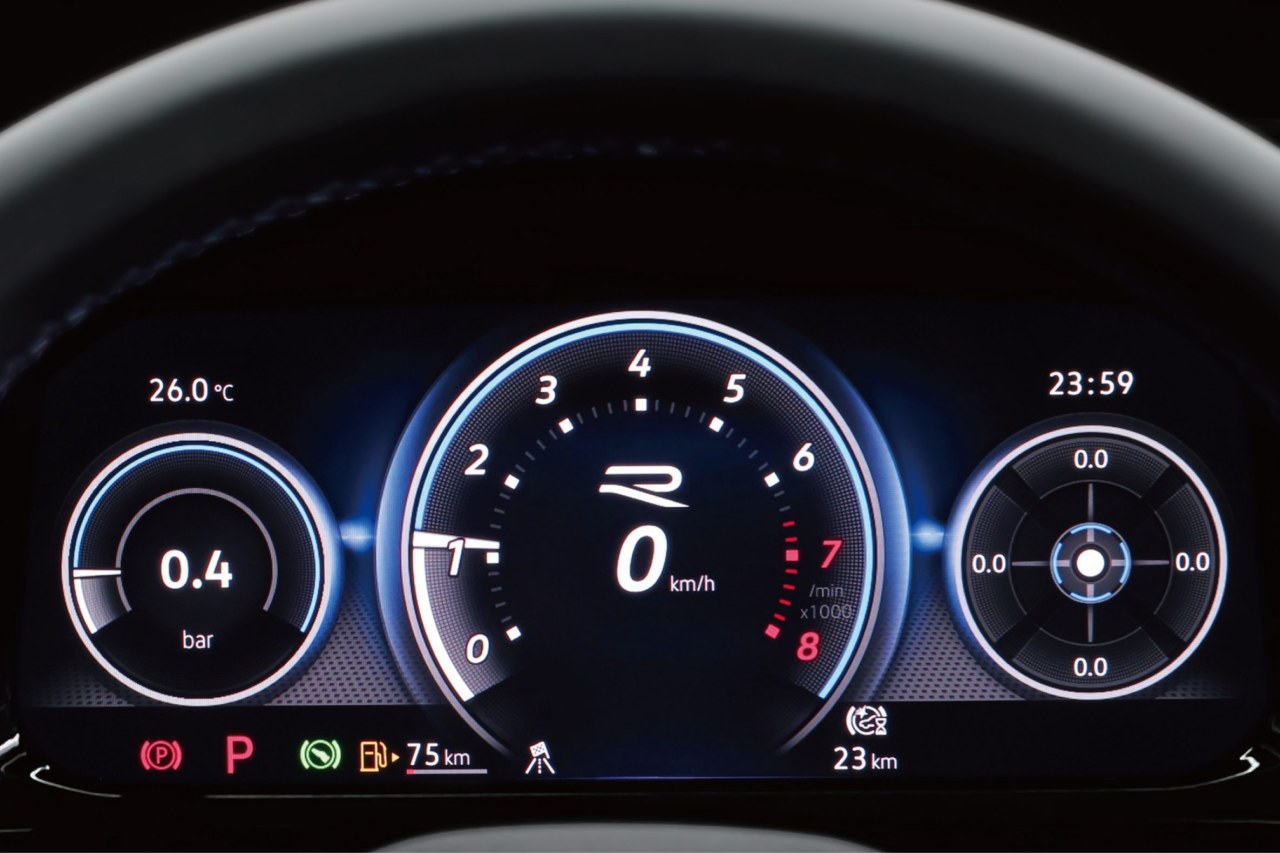 "Digital Cockpit Pro"では、ドライビングプロファイルでスポーツ、もしくはレースモード（R専用）を選択すれば、専用表示が可能なアイテムが装備された