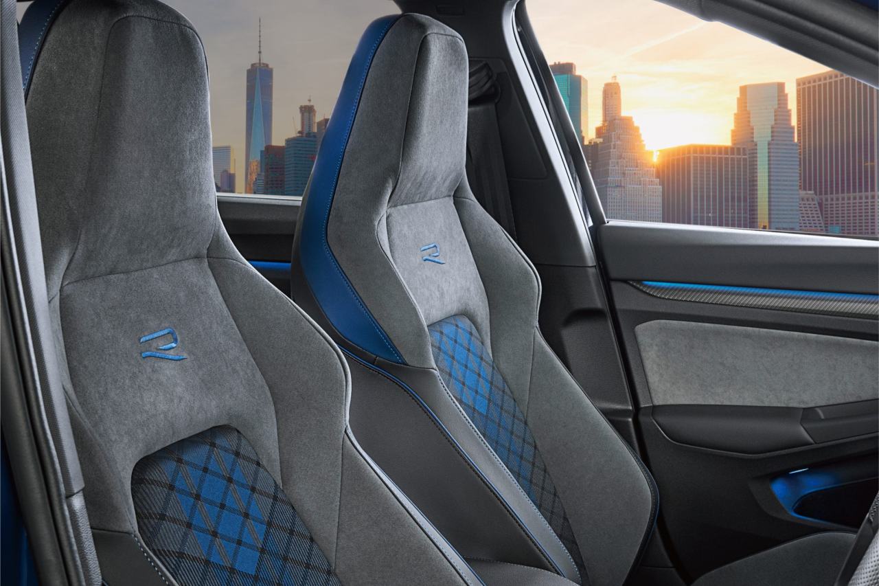 こちらも"R"専用の、バケット形状を採用したファブリック&マイクロフリースシートを装備する