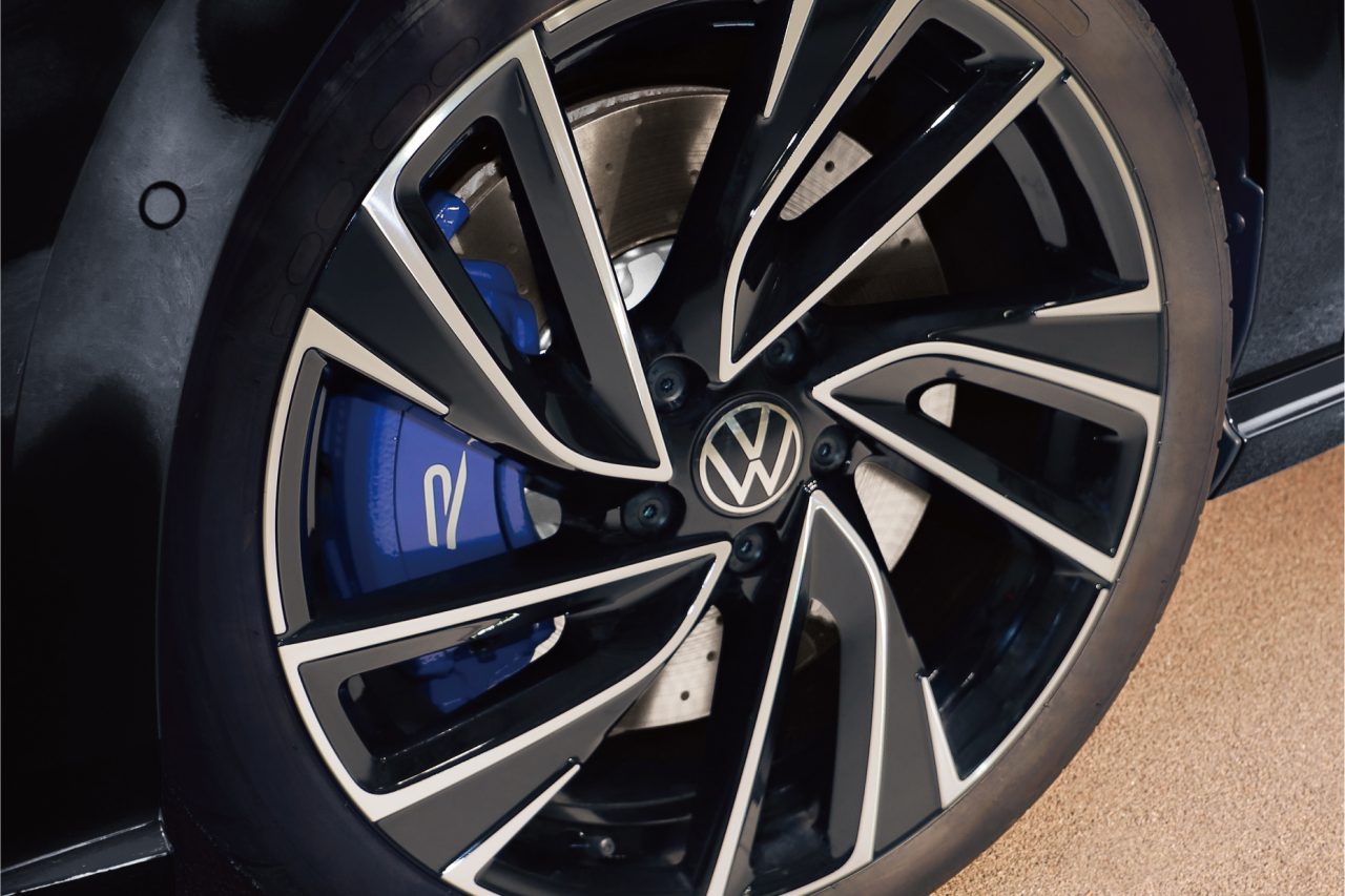 18インチに大径化されたブレーキシステムは、マスターシリンダーのサイズアップやキャリパーピストンのアルミ化などを実施した