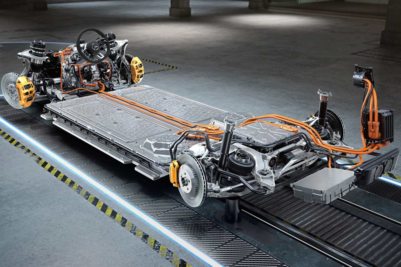 駆動ユニットはラバーマウントによる二重絶縁が採用され、フロントアクスルではサポーティングフレームに、リアアクスルではサブフレームに固定され、徹底したNVH（騒音、振動、ハーシュネス）対策が施された