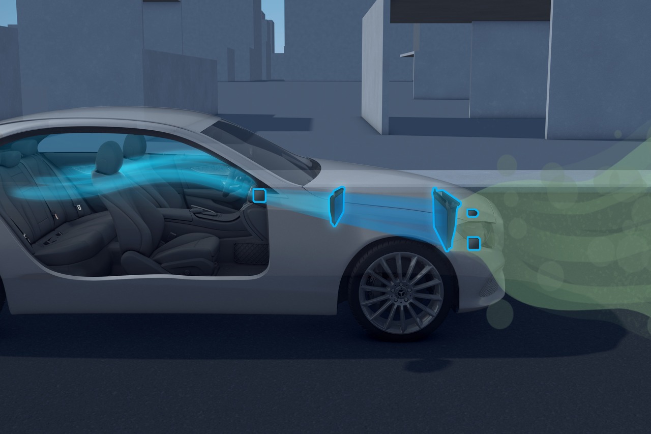 浮遊汚染物質を除去する新開発の大型HEPAフィルターや、低速走行する『EQS』に歩行者が気づきやすくなる車両接近通報装置も標準装備する