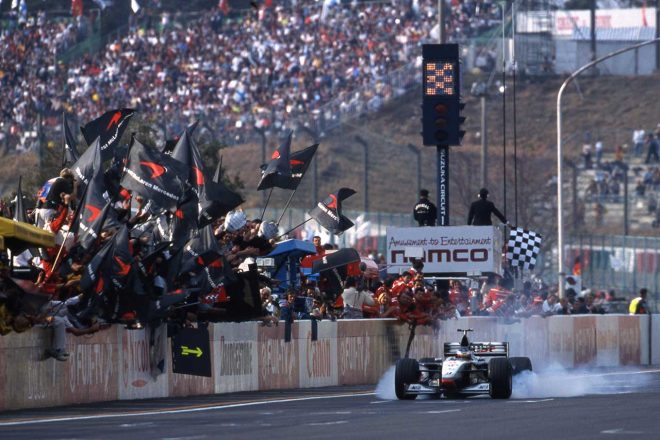 1998年F1第16戦日本GP チェッカーを受けるミカ・ハッキネン（マクラーレン）