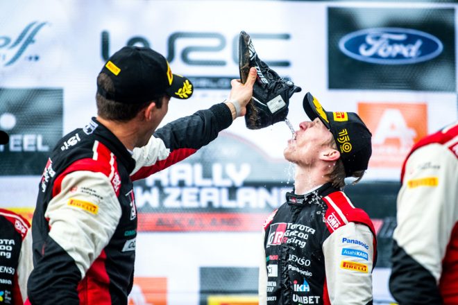 8冠王者セバスチャン・オジエから“シューイ”で祝福される新チャンピオンのカッレ・ロバンペラ