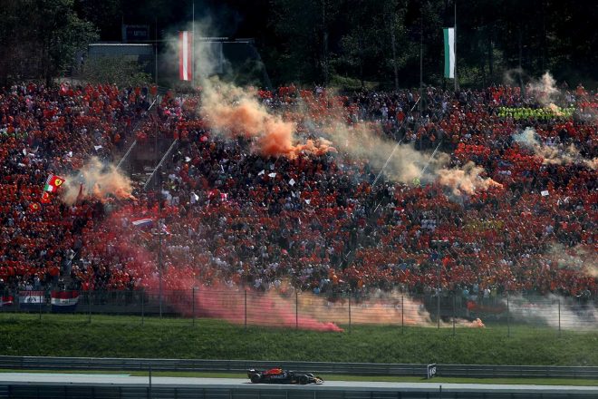 2022年F1第11戦オーストリアGP “オレンジアーミー”による発煙筒の煙が立ち込める