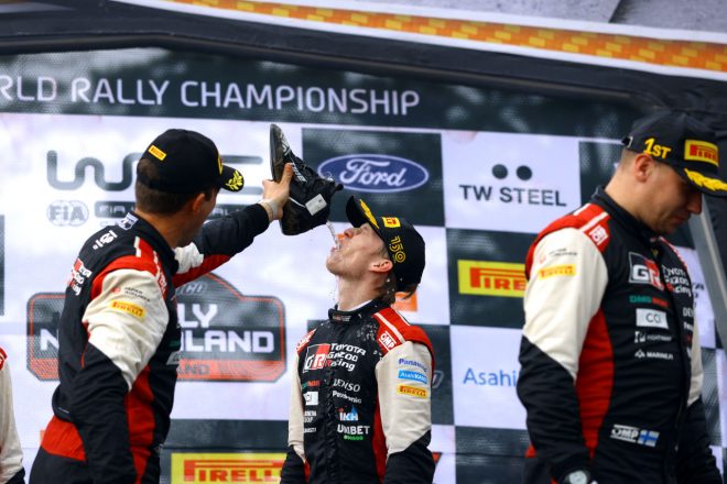 レジェンドのセバスチャン・オジエからシューイで祝福されるカッレ・ロバンペラ。「セブが靴を脱ぎ始めた時、マジでやめてくれと思った」