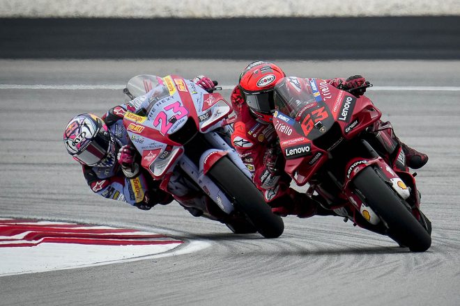 フランセスコ・バニャイア（ドゥカティ・レノボ・チーム）とエネア・バスティアニーニ（グレシーニ・レーシングMotoGP）のトップ争い／2022MotoGP第19戦マレーシアGP