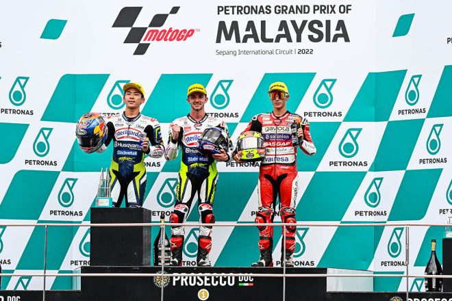 Moto3：表彰台を獲得したジョン・マクフィーと佐々木歩夢（Sterilgarda Husqvarna Max）、セルジオ・ガルシア（Gaviota GASGAS Aspar Team）／2022MotoGP第19戦マレーシアGP