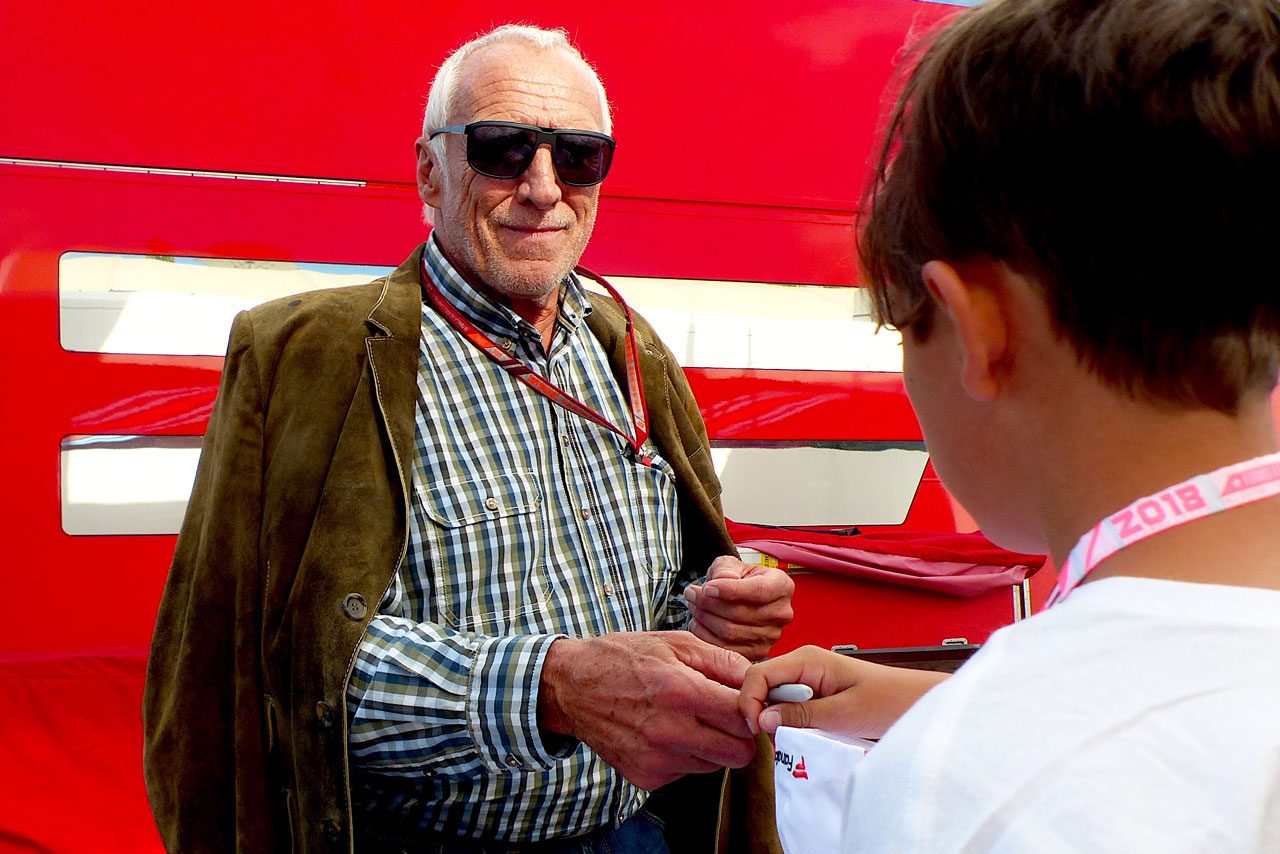 18年のf1オーストリアgpを訪れたディートリッヒ マテシッツ F1 Topic レースを愛したマテシッツをレッドブルらしく追悼 トレードマークのジーンズ着用を代表が提案の画像 写真 1 Autosport Web