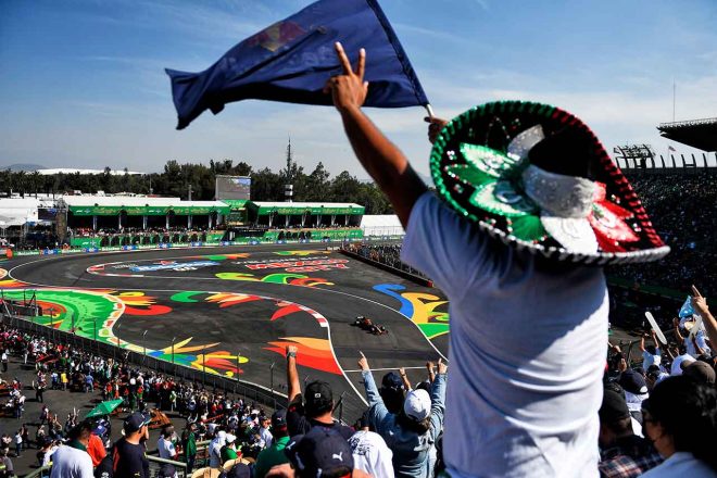 2021年F1メキシコGPでセルジオ・ペレスに声援を送るファンたち