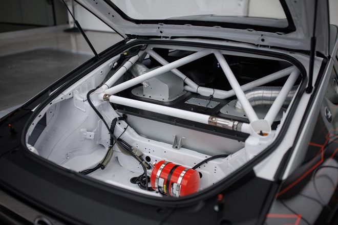 ニッサンZ GT4のリヤゲートからはロールケージと燃料タンクが見える。