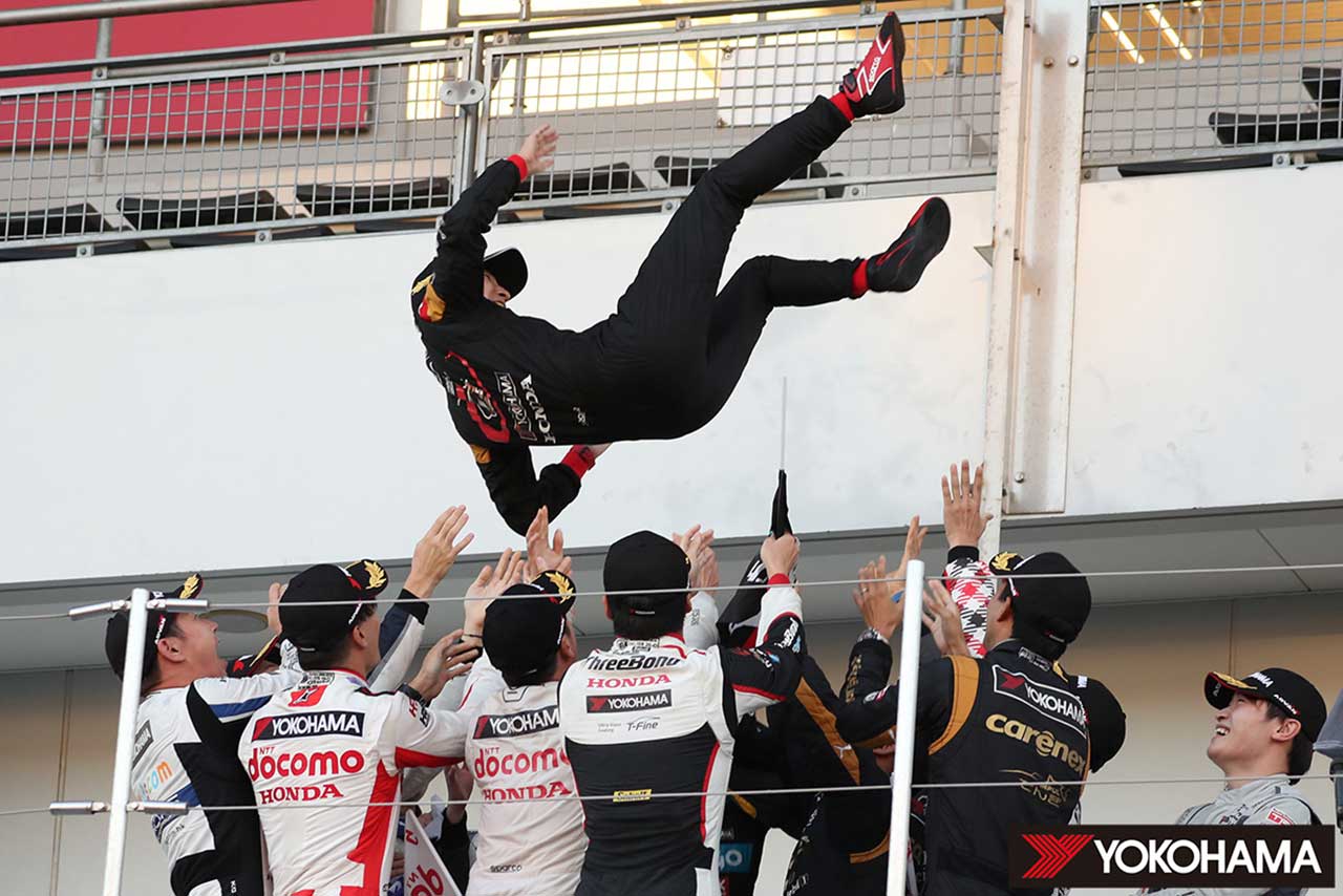 2022スーパーフォーミュラシリーズセレモニー終了後に参戦ドライバー全員から胴上げされた野尻智紀（TEAM MUGEN）