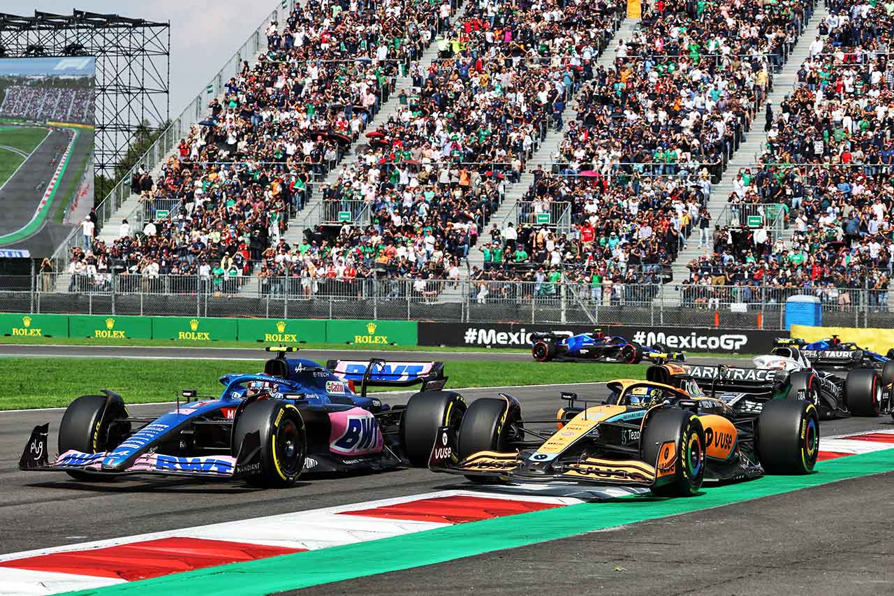 2022年F1第20戦メキシコGP　ランド・ノリス（マクラーレン）＆エステバン・オコン（アルピーヌ）のバトル