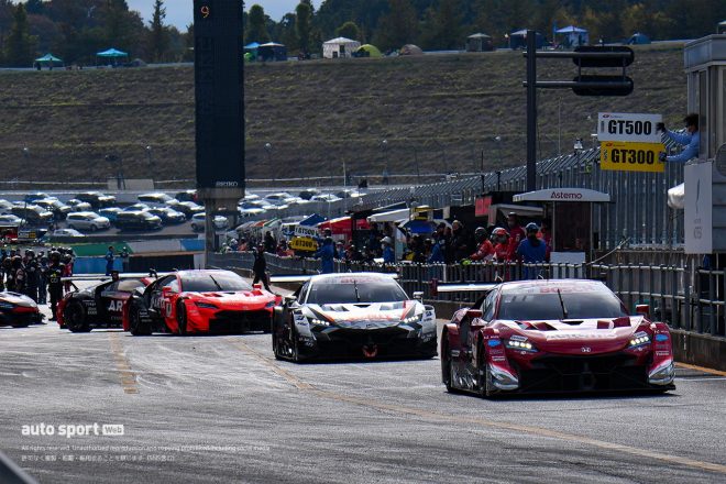 2022スーパーGT第8戦もてぎ　ピットアウトするAstemo NSX-GT／STANLEY NSX-GT／ARTA NSX-GT