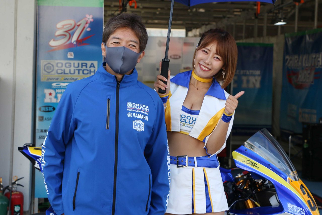 武田雄一とレースクイーンの清原れなさん（OGURA CLUTCH ORC with RIDE IN）／2022全日本ロード第8戦MFJGP鈴鹿 ピットウォーク autosport web