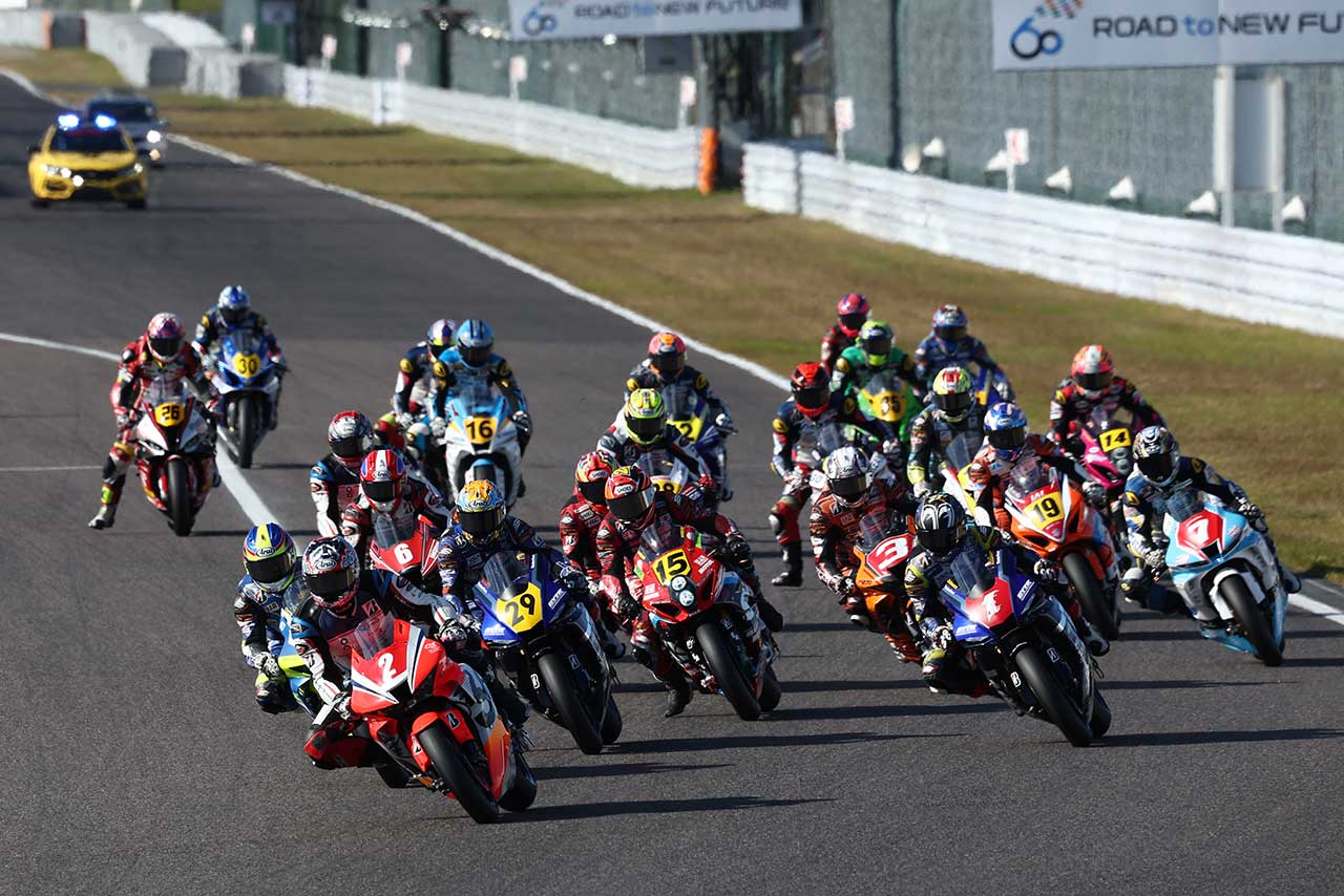 2022全日本ロード第8戦MFJ-GP鈴鹿 JSB1000 レース1 スタートシーン