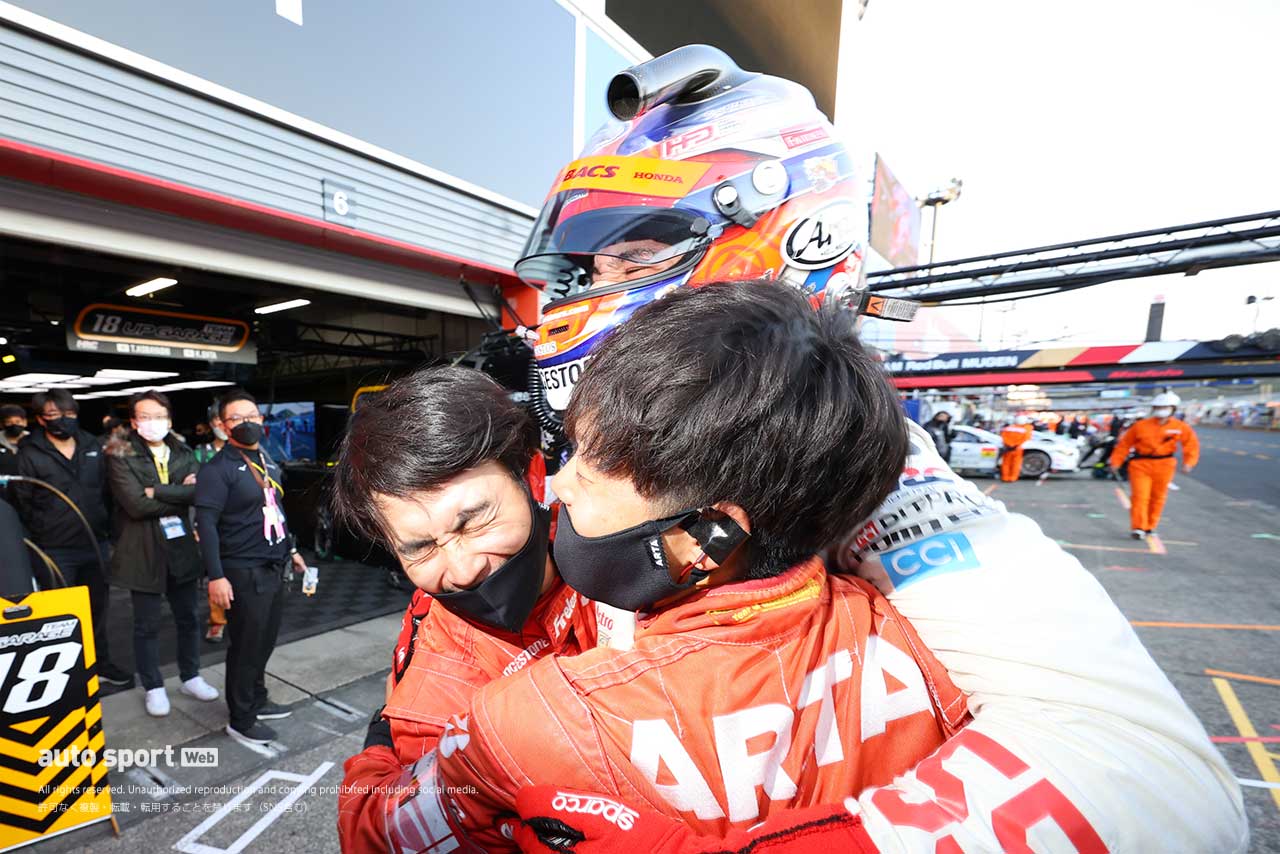 チームスタッフと抱き合い、初ポールの喜びを露わにする木村偉織（ARTA NSX GT3）