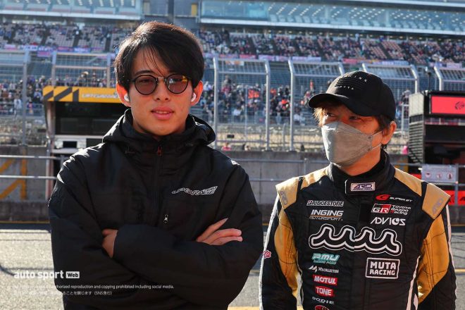 2022スーパーGT第8戦もてぎ　太田格之進とHFDPのドライビングアドバイザーを務める加藤寛規