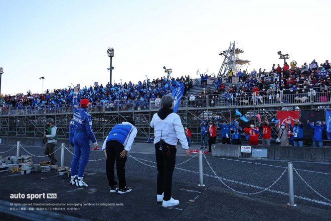 2022スーパーGT第8戦もてぎ　レース終了後にニッサン応援席へ挨拶を行う星野一義監督／星野一樹／平峰一貴／ベルトラン・バゲット