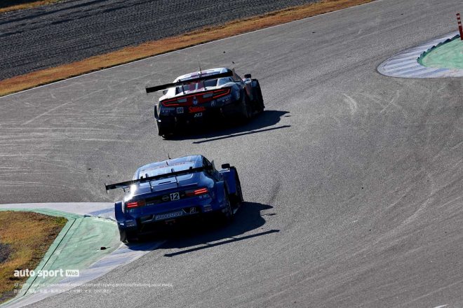2022スーパーGT第8戦もてぎ　STANLEY NSX-GTとカルソニック IMPUL Zによるトップ争い