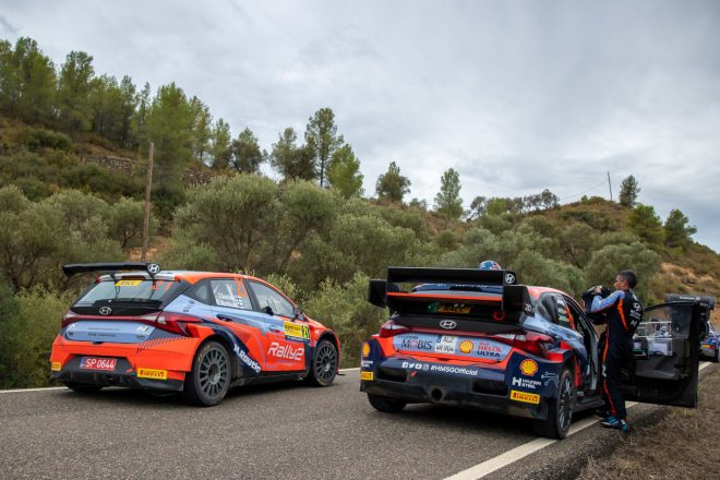 ヒョンデi20 Nラリー1（右）と、WRC2クラスを戦うヒョンデi20 Nラリー2（左）