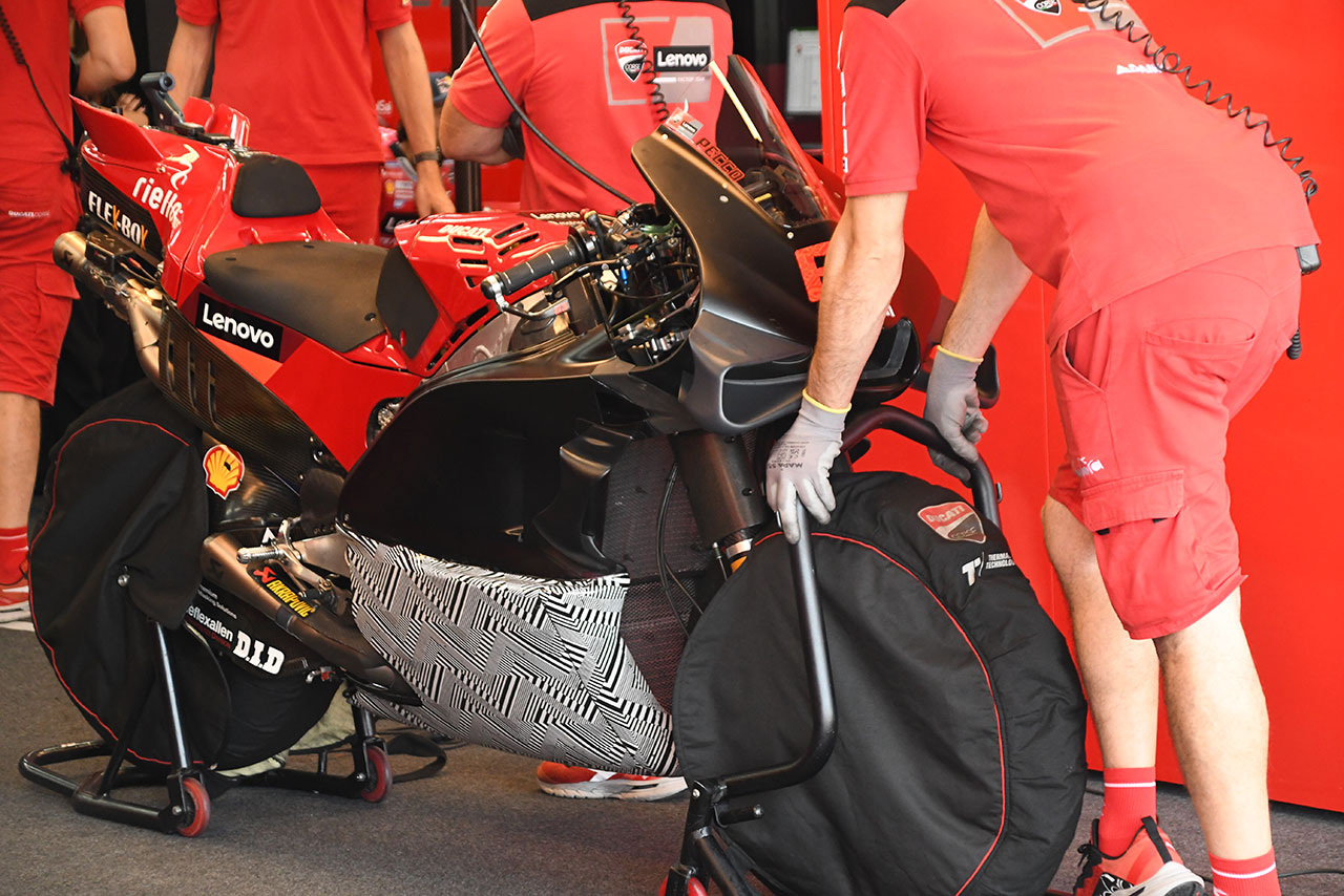 バニャイアがテストしていた空力デバイス。サイドカウルの下部が段差の形になっている