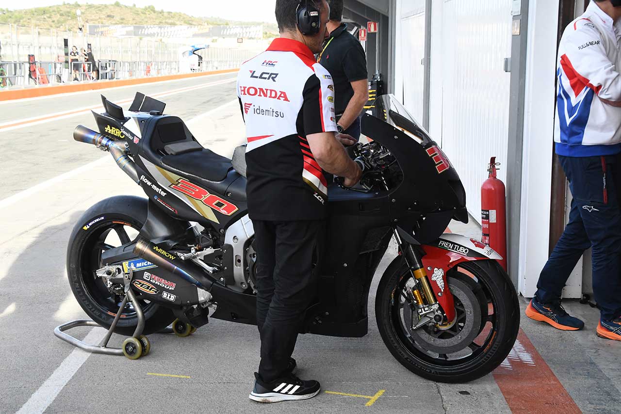 中上のマシンにもテールカウルに空力デバイスがついていた