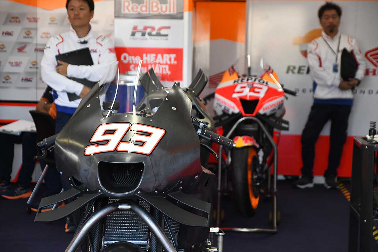 後ろにあるのが2022年型と見られるマシン。エアインテークの形状が違っている