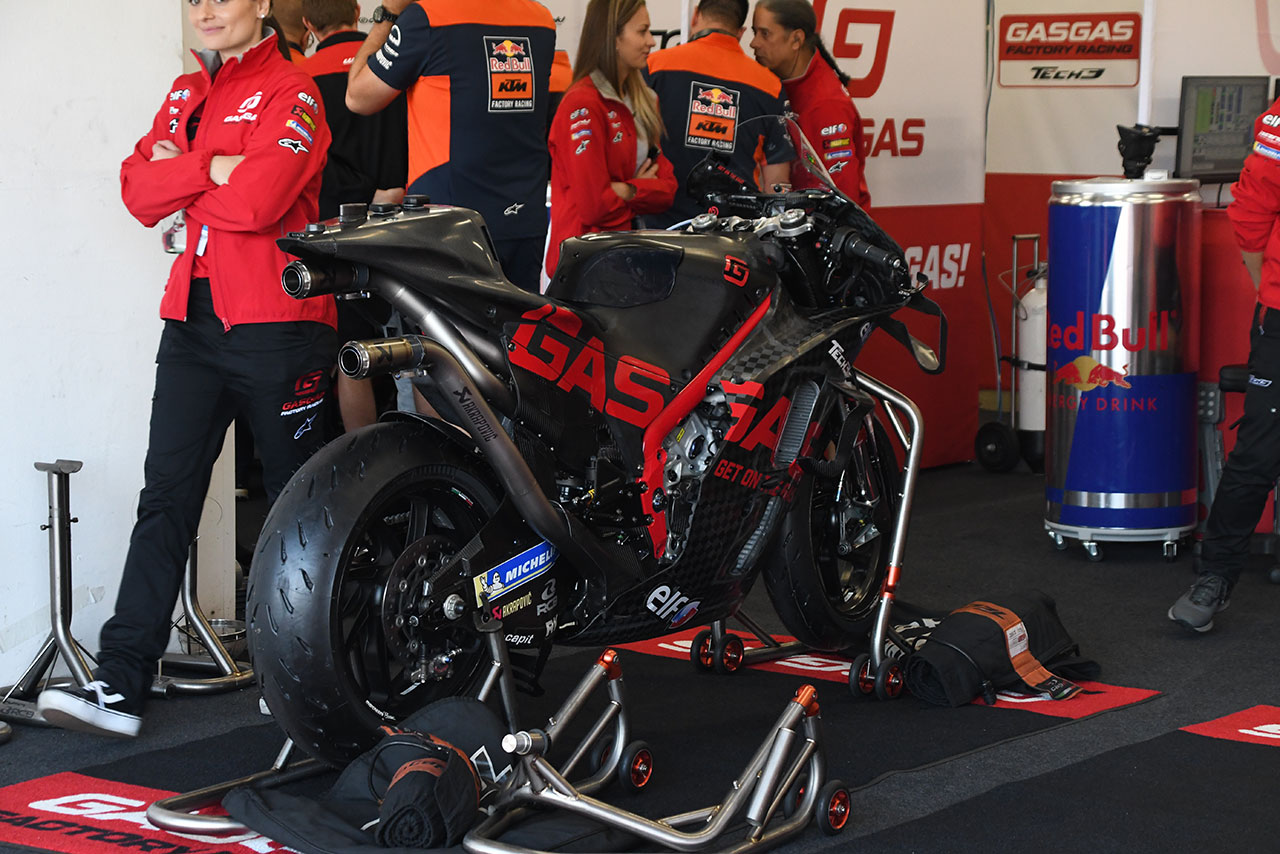 テストのマシンには黒ベースに赤字でGASGASの文字が入っていた