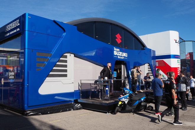 スズキのホスピタリティ。土日はこの我が家3つ分くらいの面積の建物が人でいっぱいでした。