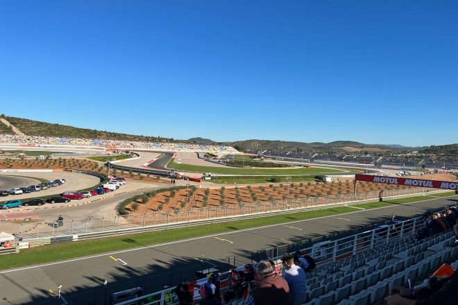 平坦なコースを上から見渡せるレイアウトの観客席。