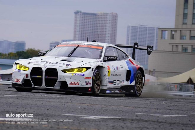 荒聖治の乗るStudie BMW M4は土煙を巻き上げる迫力を見せた