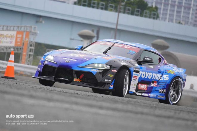 ドリフトを見せるGR SUPRA Blue Edition（松山北斗）