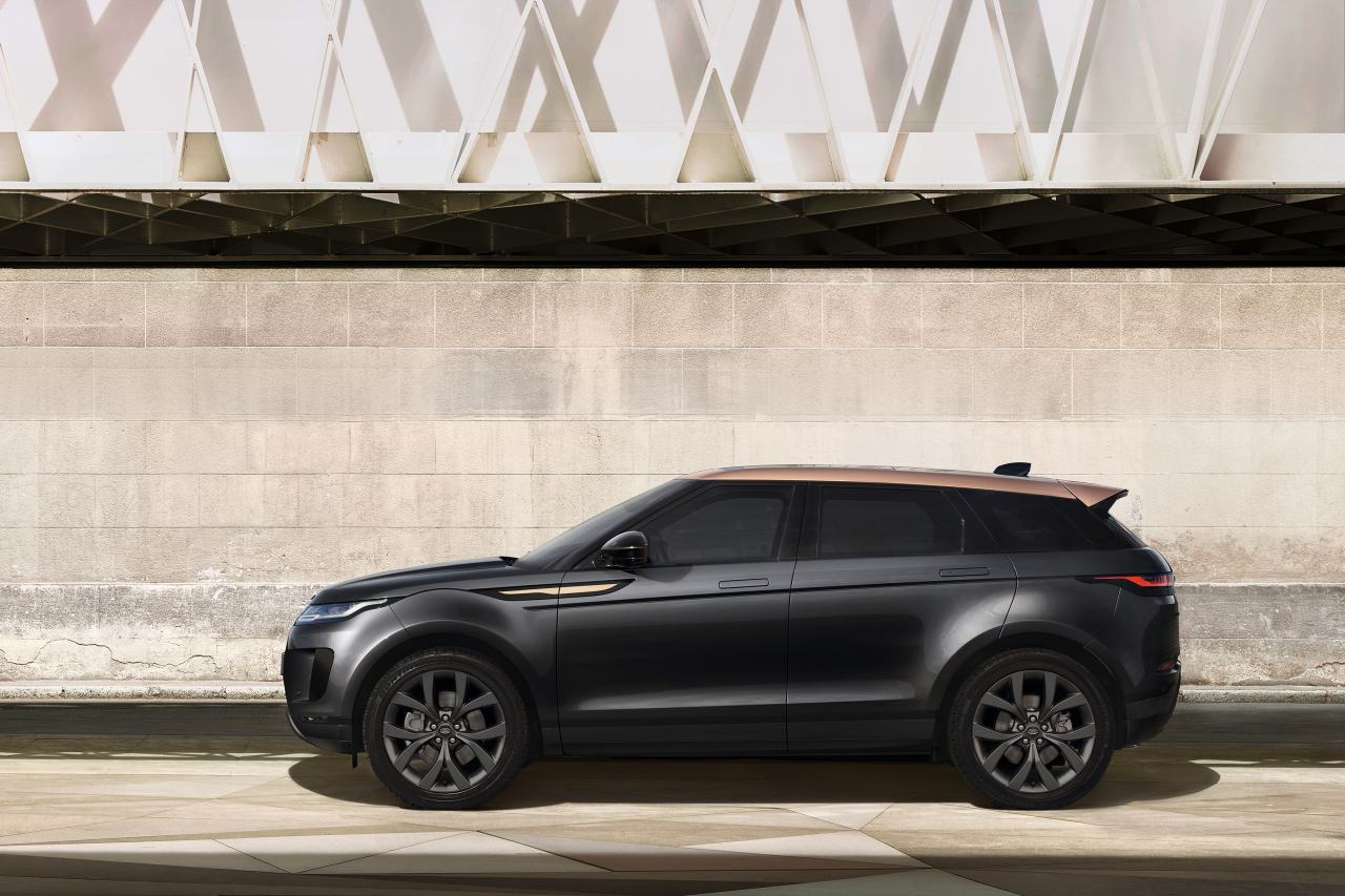 新型『RANGE ROVER SV SERENITY』を想起させるコリンシアンブロンズペイントのコントラストルーフを採用する