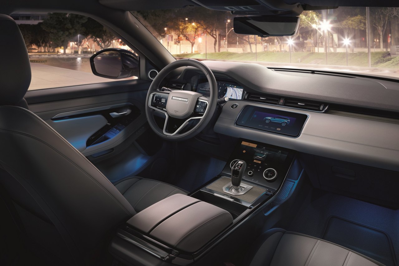 インテリアもクラウドとエボニーの2色で仕立てられ、ワイヤレスデバイスチャージング、コールドクライメートパックなど快適装備が充実