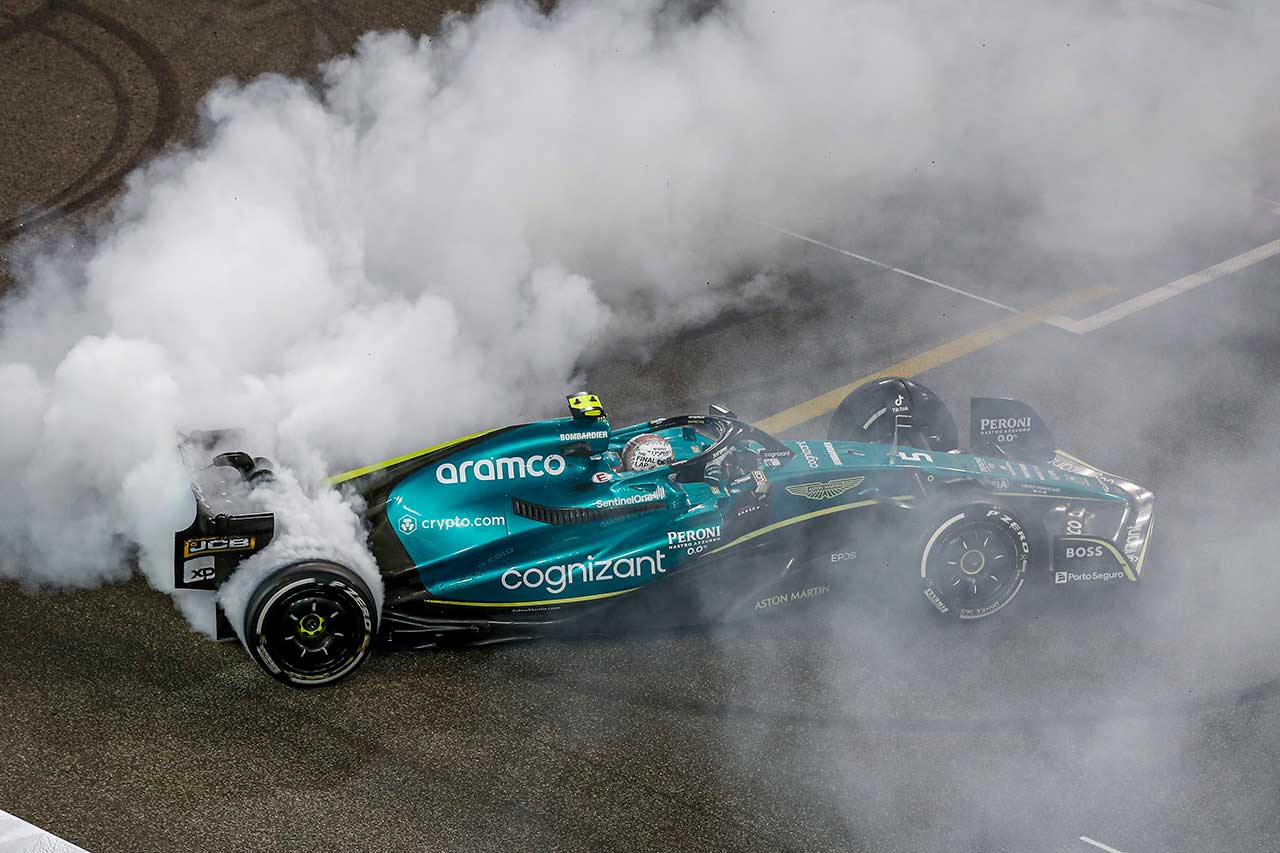 2022年F1第22戦アブダビGP　ドーナツターンを披露するセバスチャン・ベッテル（アストンマーティン）
