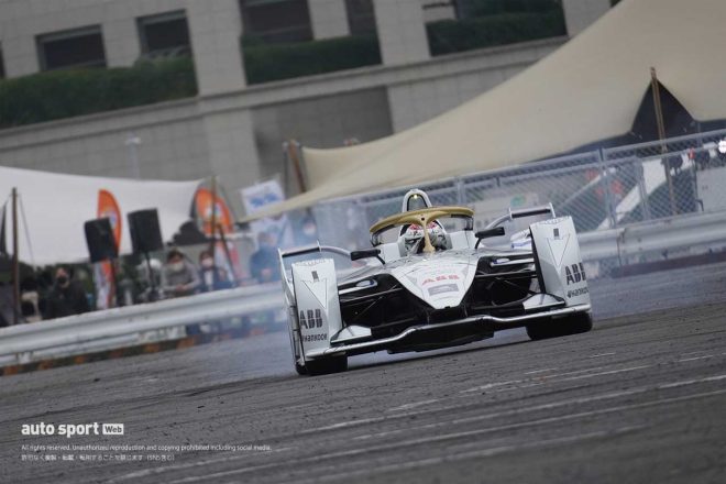 山本左近議員がステアリングを握るフォーミュラE GEN2カー