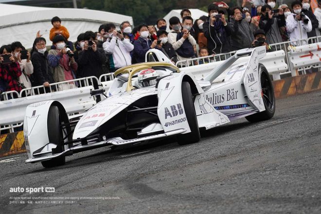 山本左近議員がステアリングを握るフォーミュラE GEN2カー